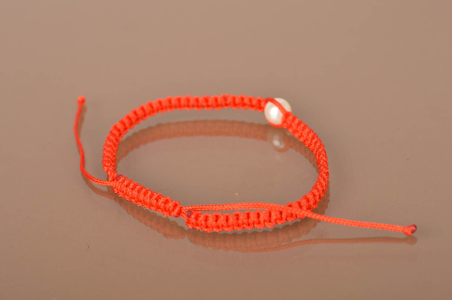 Bracelet fin en lacet ciré fait main rouge avec perle d'imitation joli élégant photo 4