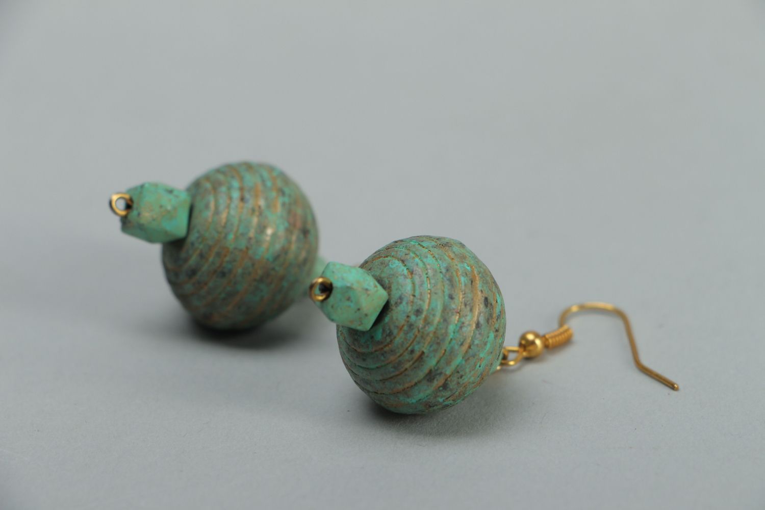 Boucles d'oreilles pendantes faites main avec perles en bois photo 2