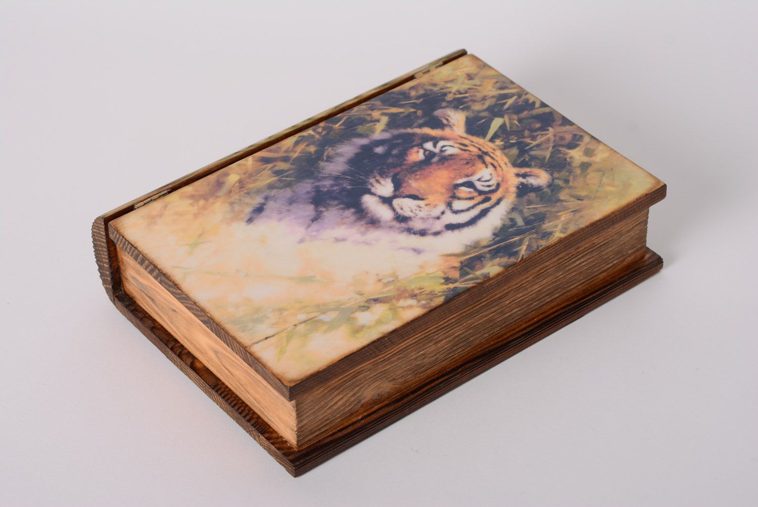 Caja de madera hecha a mano con forma de libro con estampado animal en técnica de decoupage foto 1