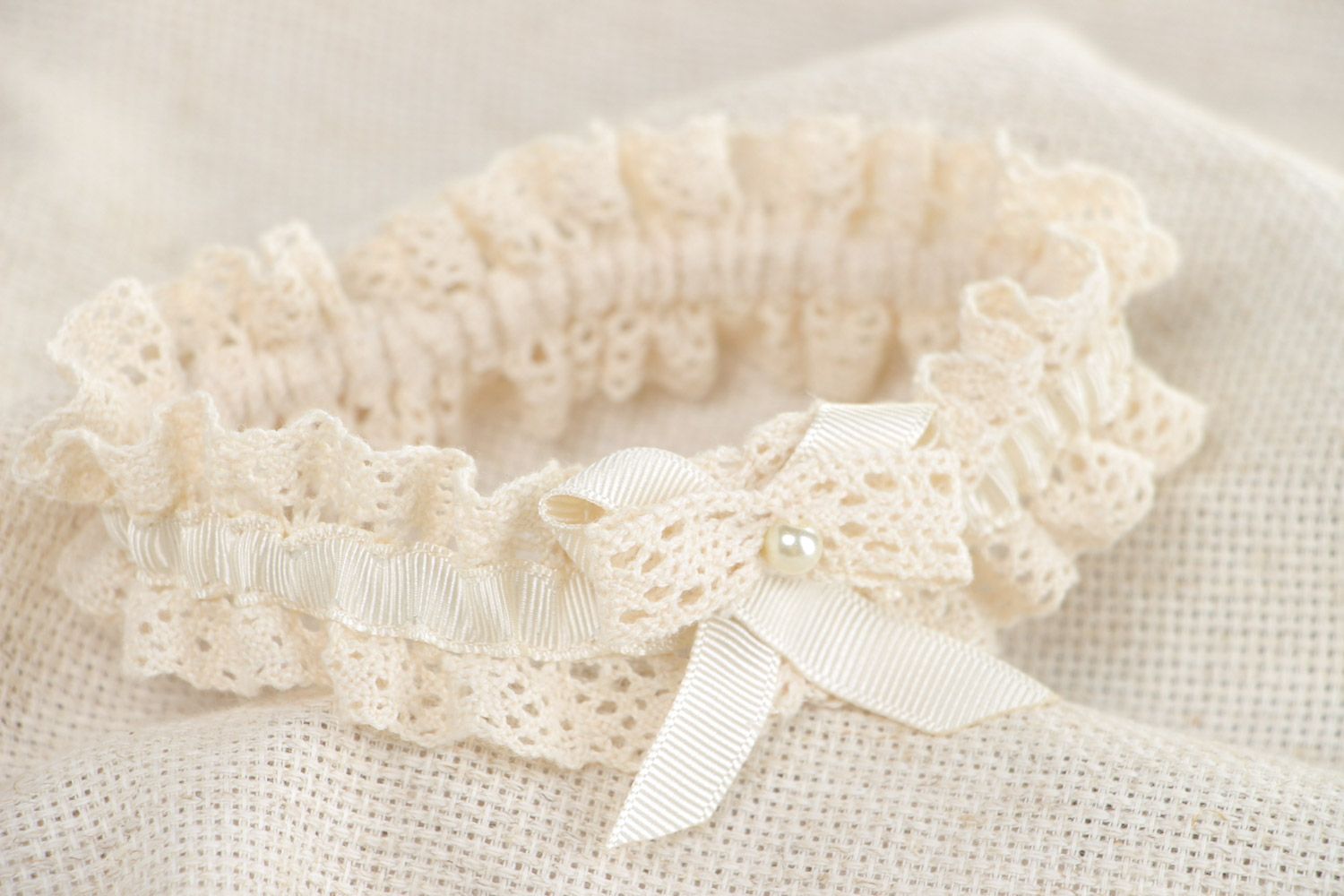 Handgemachtes Strumpfband für Hochzeit aus Spitze und Ripsband mit Kunstperle  foto 1