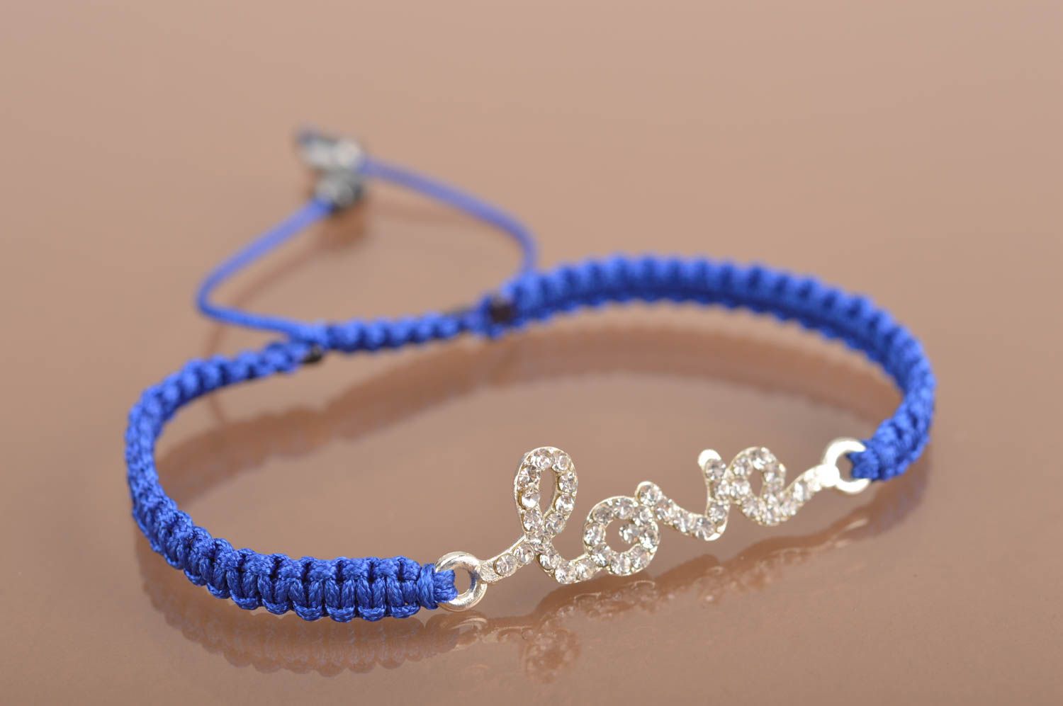 Bracelet tressé en fils de soie fin bleu fait main avec mot love en métal photo 2