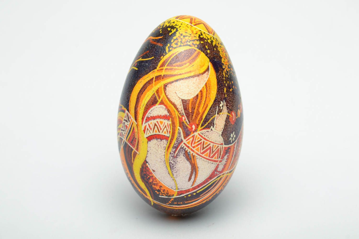 Huevo de Pascua artesanal con pintura bonita foto 2