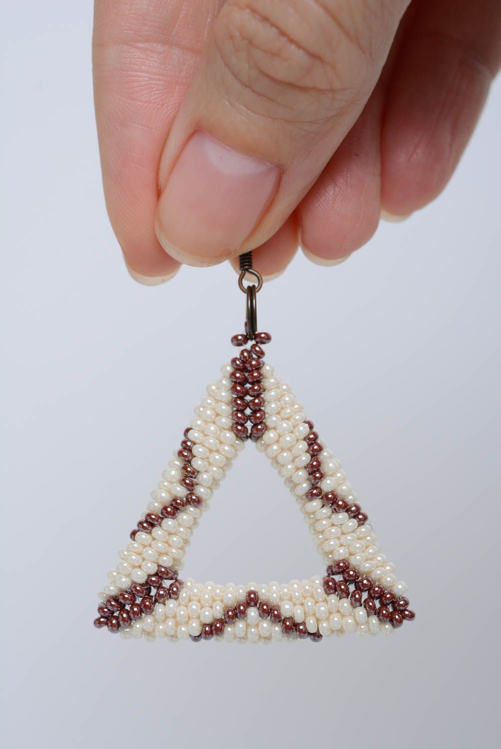 Boucles d'oreilles en perles de rocaille blanc brun triangulaires faites main photo 4