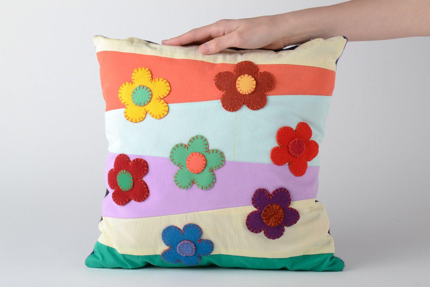 Пестрая подушка на диван с аппликацией на молнии ручной работы красивая в цветочек фото 5