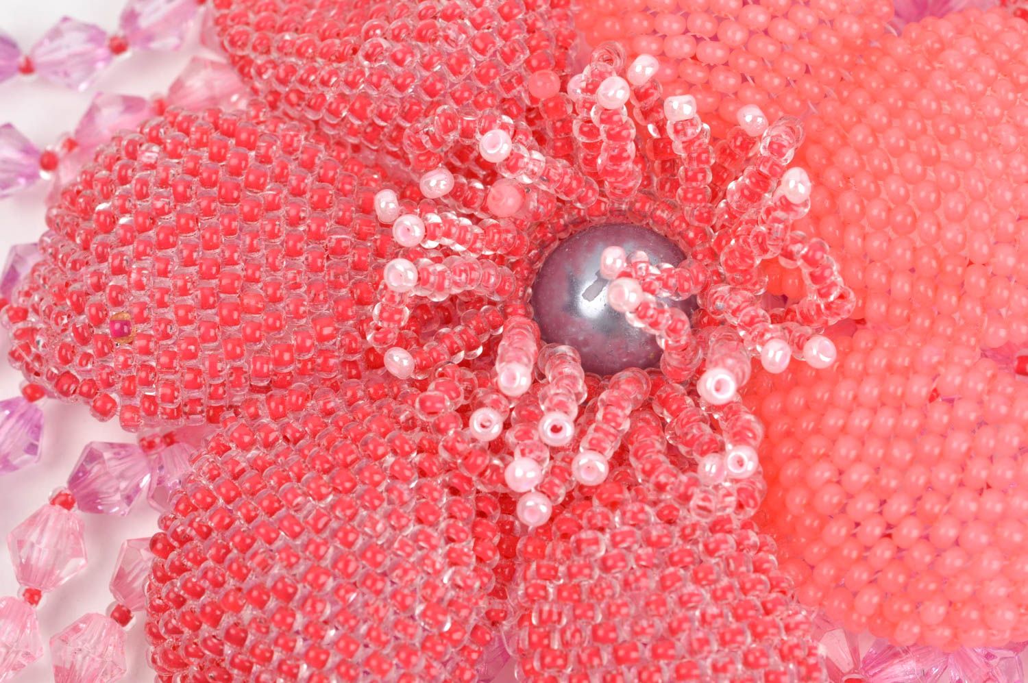 Collana di perline fatta a mano originale di moda bigiotteria con fiori rosa foto 5