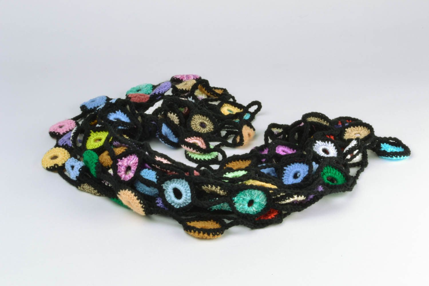 Sciarpa di lana fatta a mano accessorio all'uncinetto da donna in colori vivaci
 foto 4