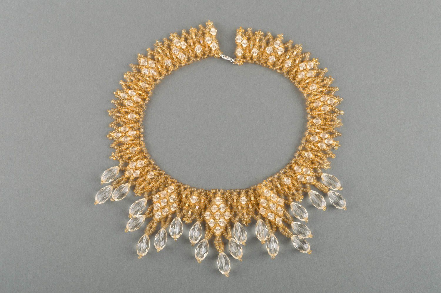Collana di perline fatta a mano accessorio da donna in colore d oro bello foto 2