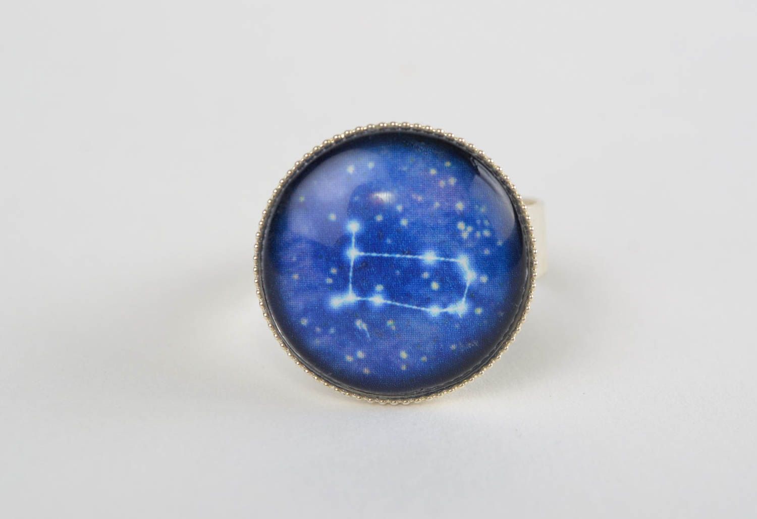 Кольцо со стеклом и знаком зодиака Близнецы синее металлическое ручная работа фото 2