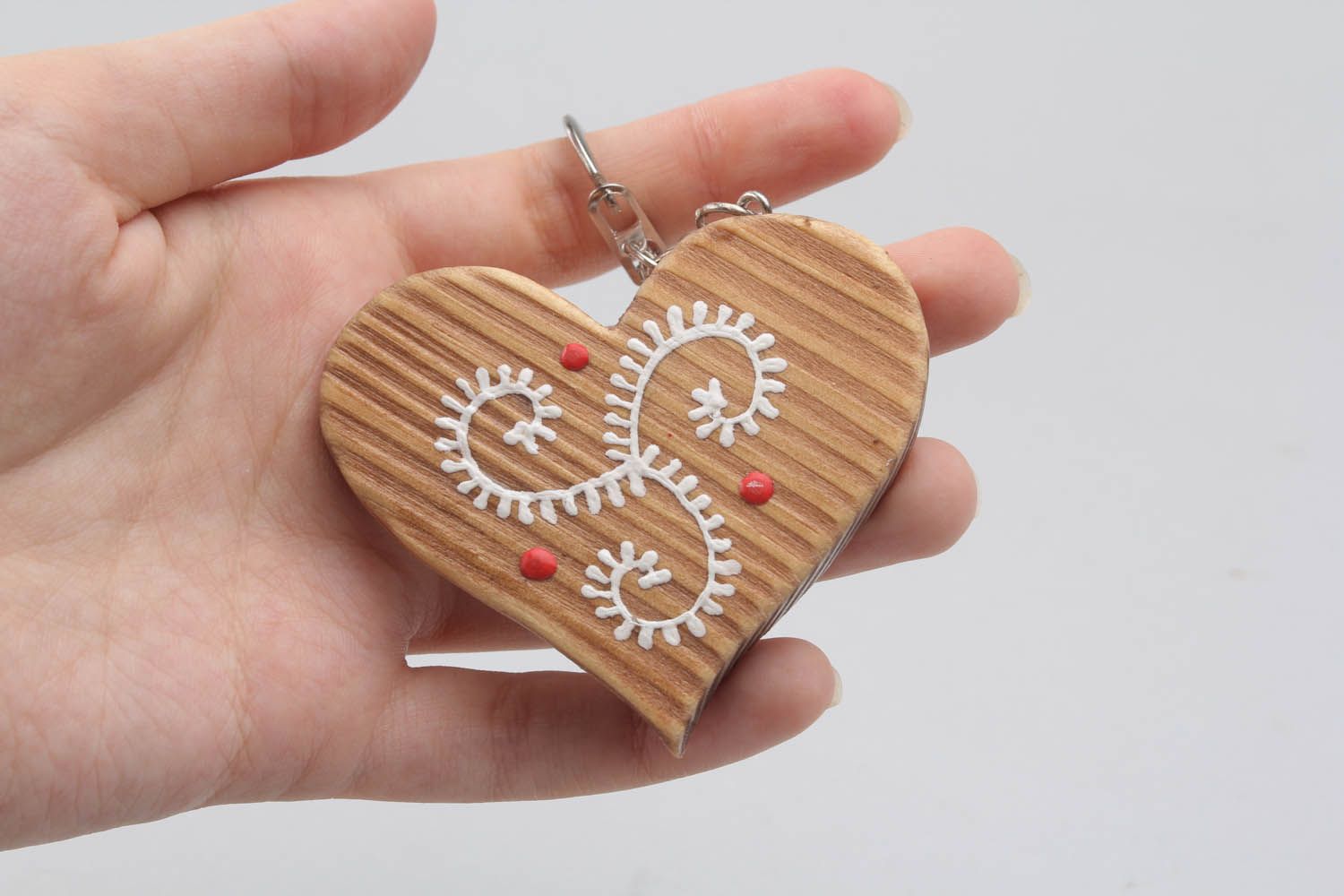 Chaveiro artesanal para chaves feito de madeira e pintado à mão na forma de coração foto 5