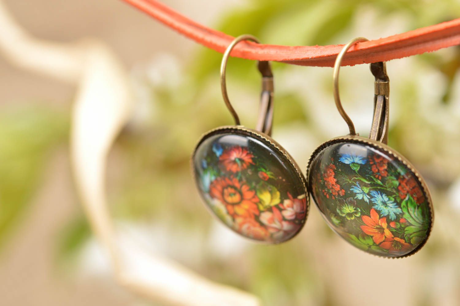 Boucles d'oreilles rondes noires motif floral pendantes faites main originales photo 1