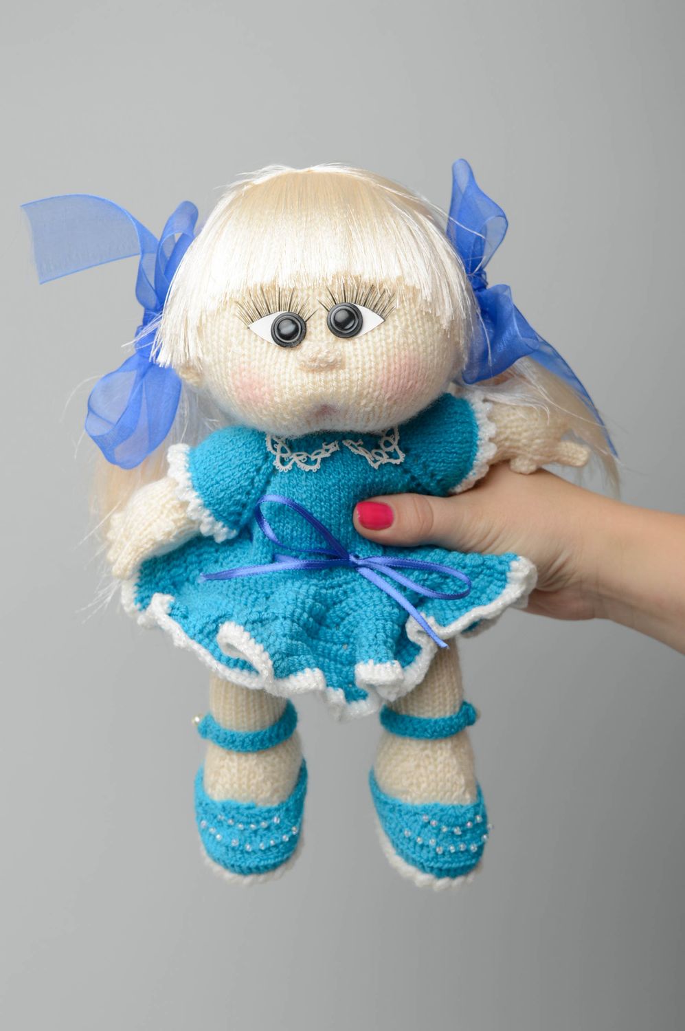 Gestrickte Puppe handmade im blauen Kleid  foto 4