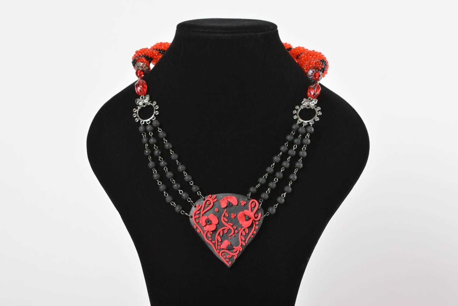 Ожерелье из полимерной глины и бисера с сердцем красное с черным ручной работы фото 2