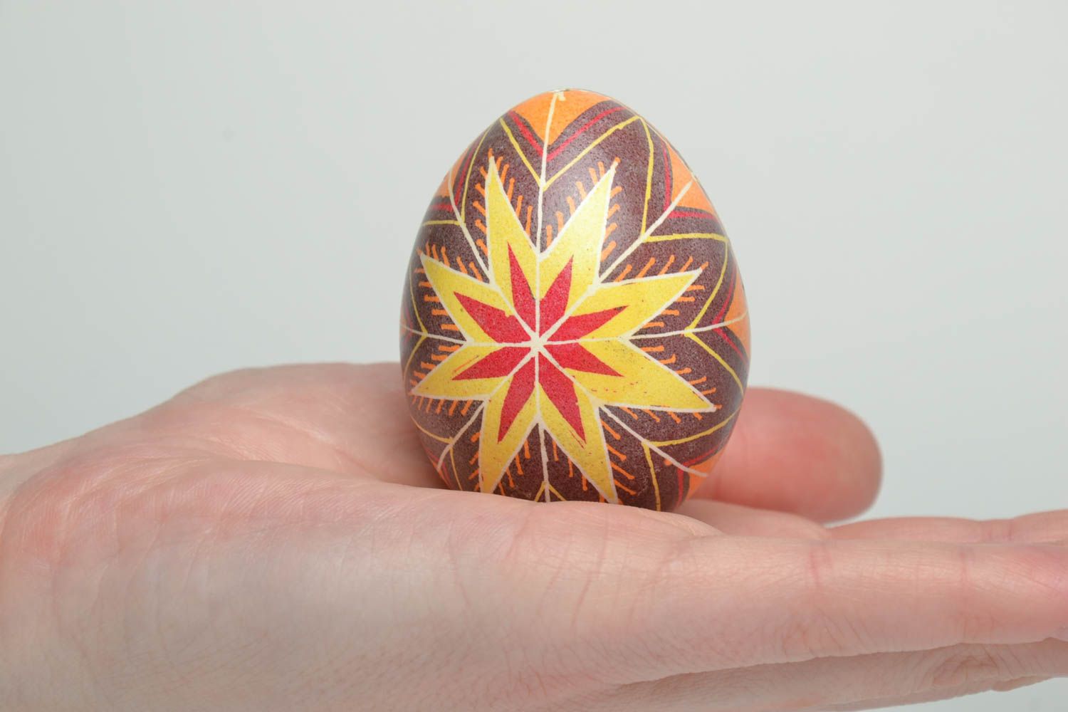 Oeuf de Pâques peint de couleurs d'aniline à la main avec un symbole slave photo 5