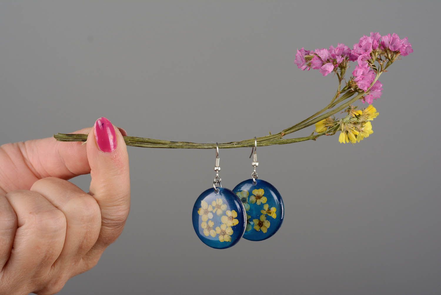 Orecchini con fiori secchi fatti a mano lunghi accessorio originale da donna foto 2