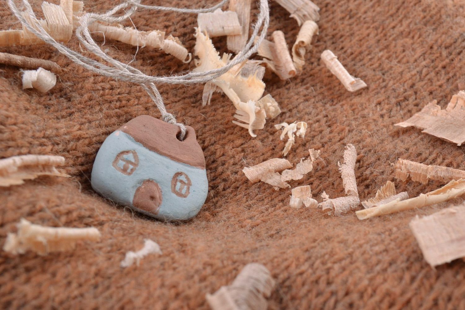 Оригинальный глиняный кулон в виде домика расписанный ангобами ручной работы фото 1