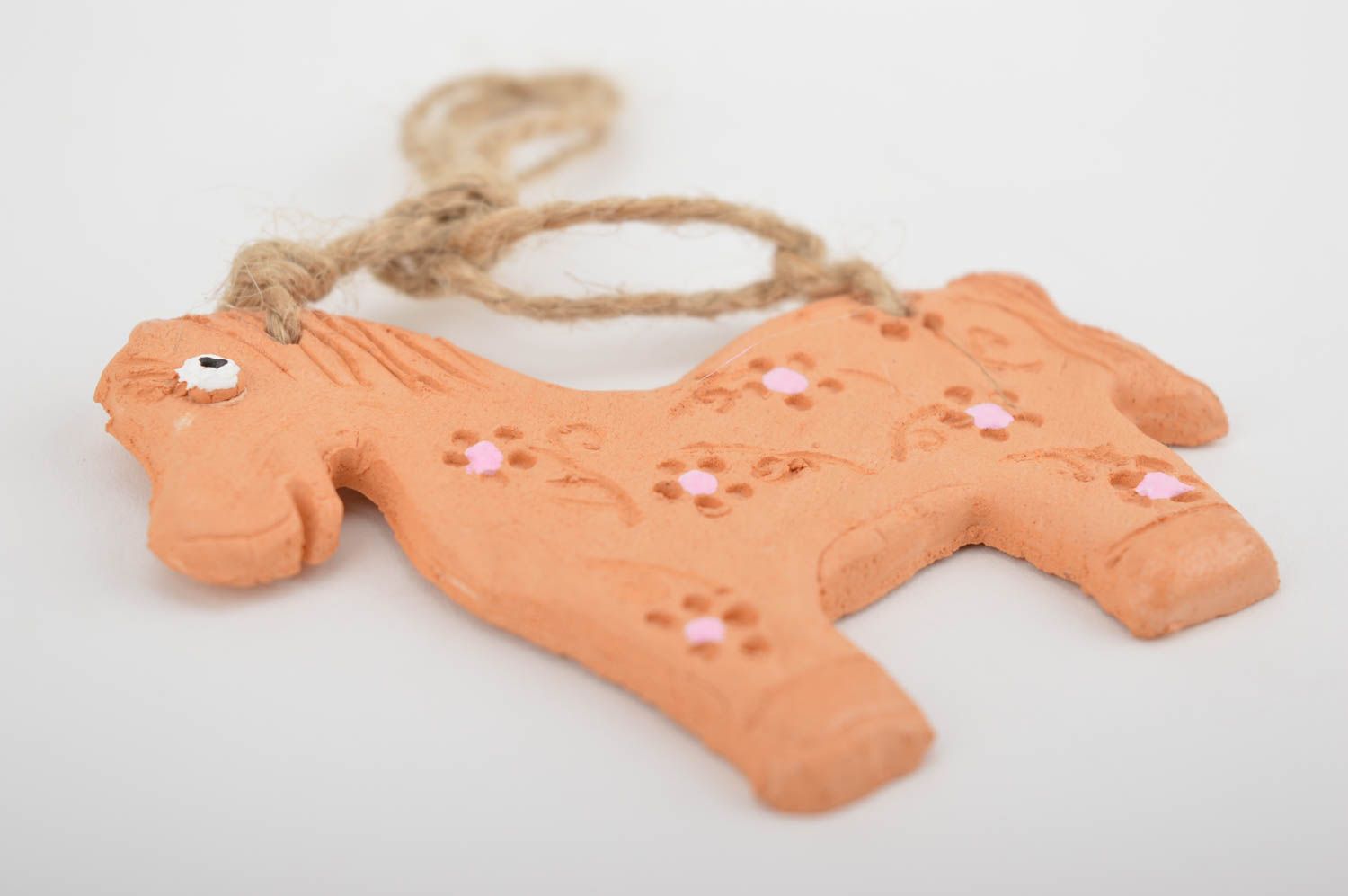 Игрушка из глины игрушка лошадка ручной работы глиняная игрушка на шнурке фото 3