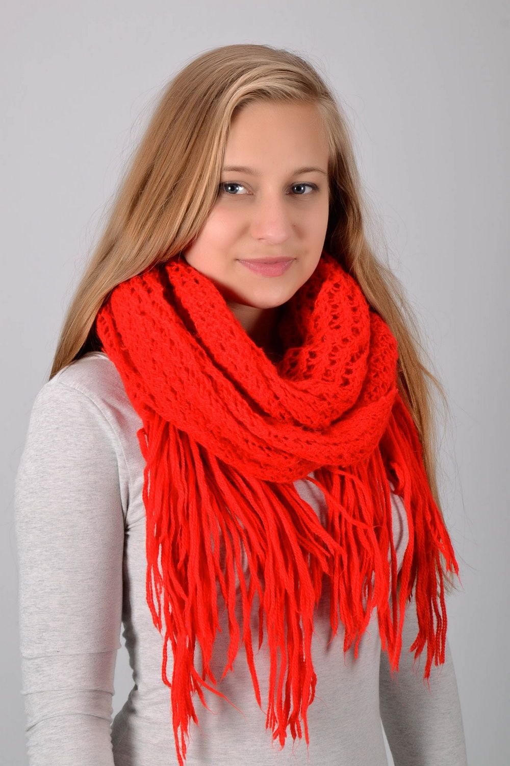 Écharpe tricotée en laine de couleur rouge photo 2