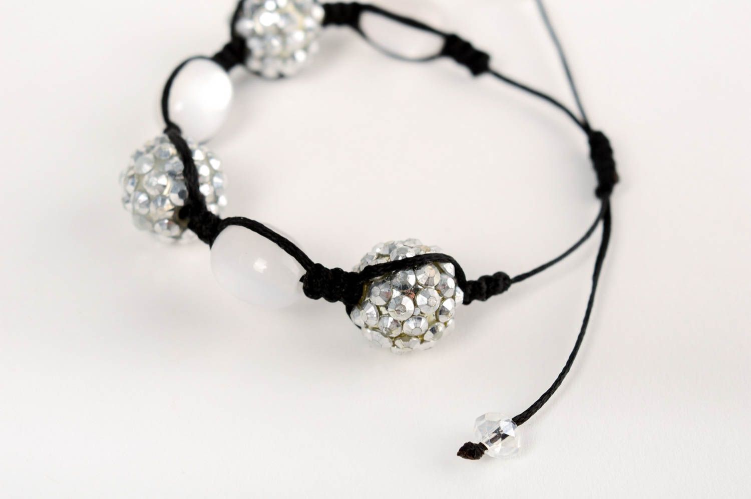 Bracelet en cordon tressé ciré et perles en plastique fait main blanc noir photo 4