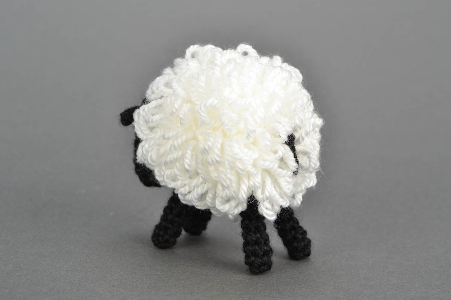 Вязаная игрушка мягкая Черно-белая овечка фото 3