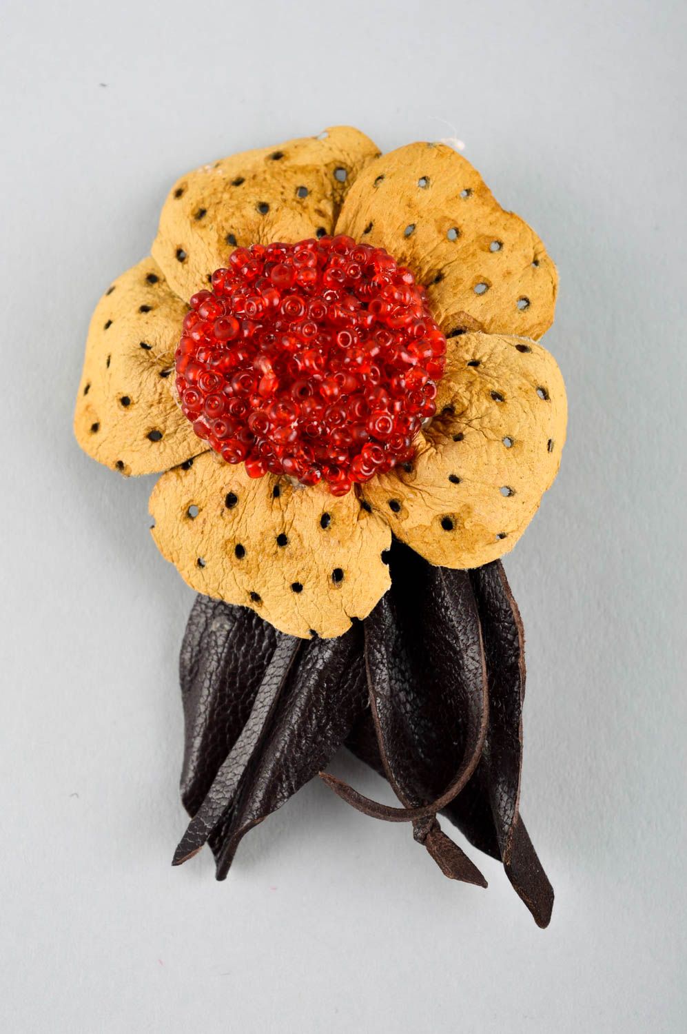Broche en cuir naturel Accessoire fait main fleur jaune-rouge Cadeau pour femme photo 2