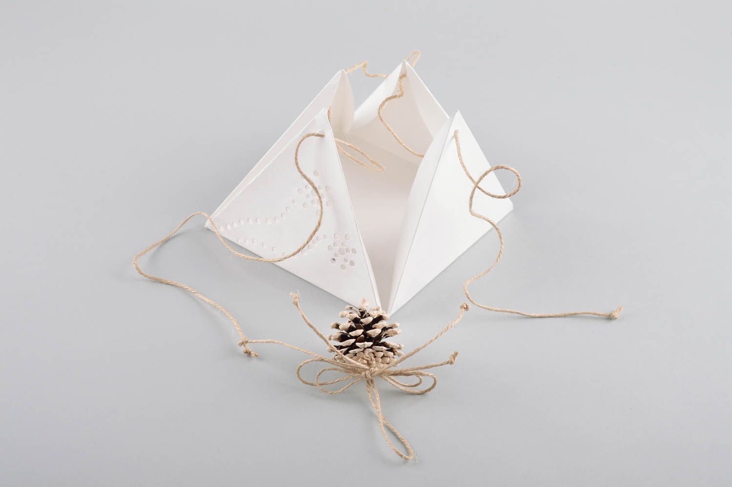 Boite cadeau fait main Box cadeau Emballages carton blanc design pyramide photo 4
