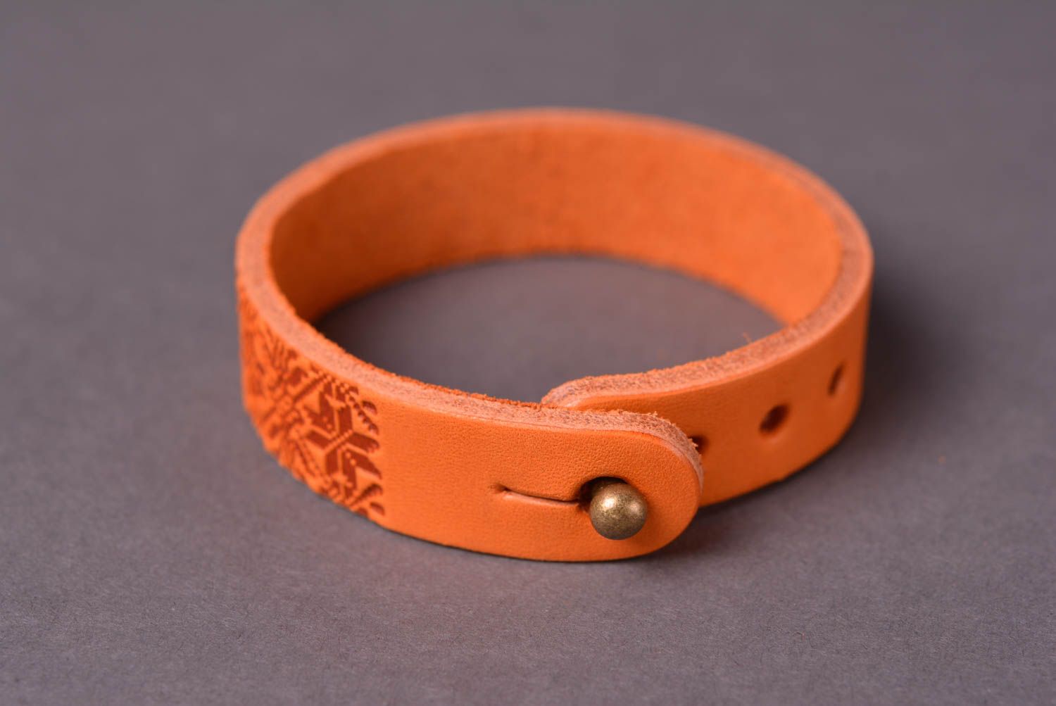 Кожаный браслет ручной работы аксессуар из кожи яркий браслет на руку с узором фото 3