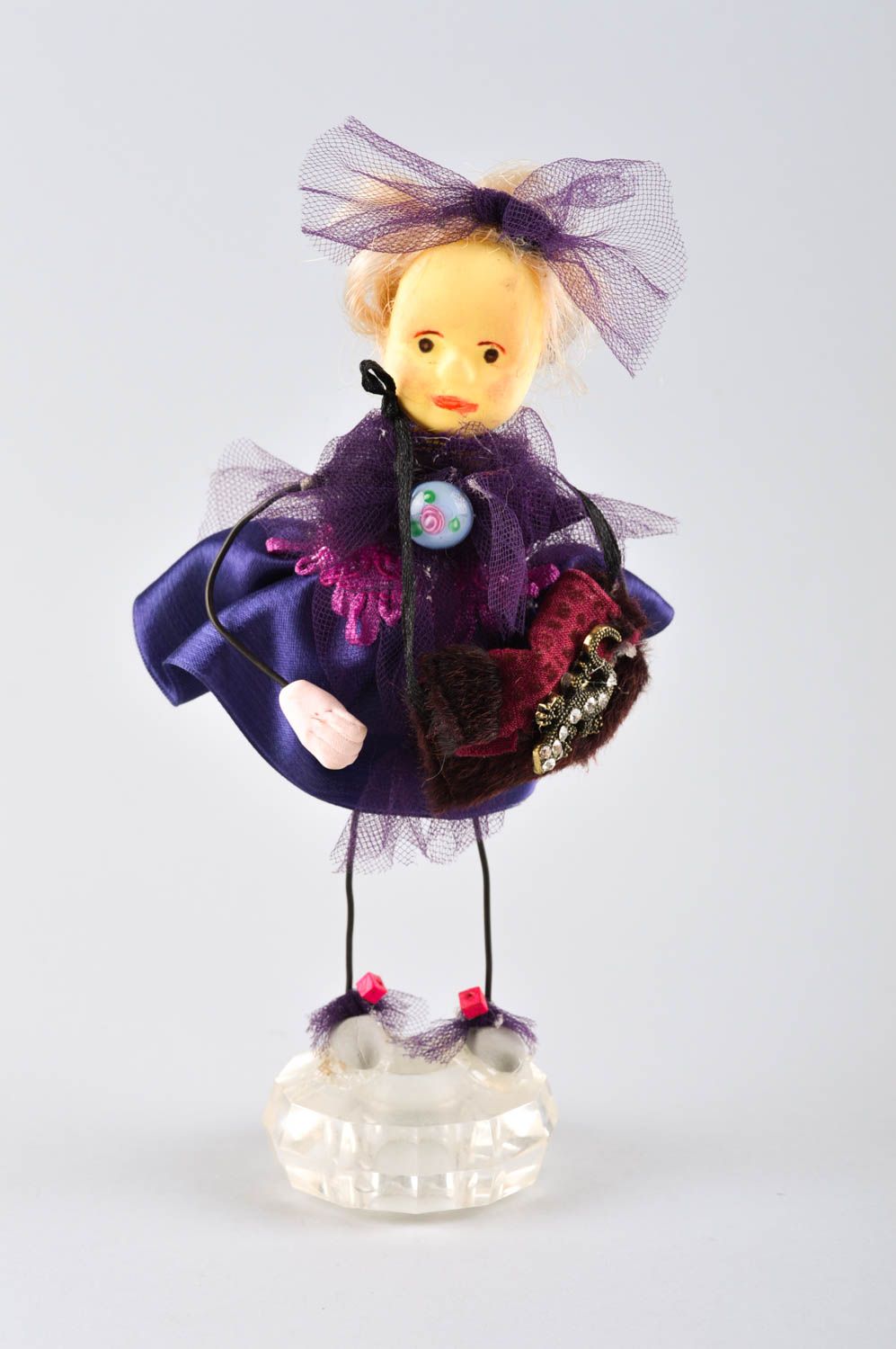Bambola bella in stoffa fatta a mano pupazzo tessile originale decoro casa
 foto 2