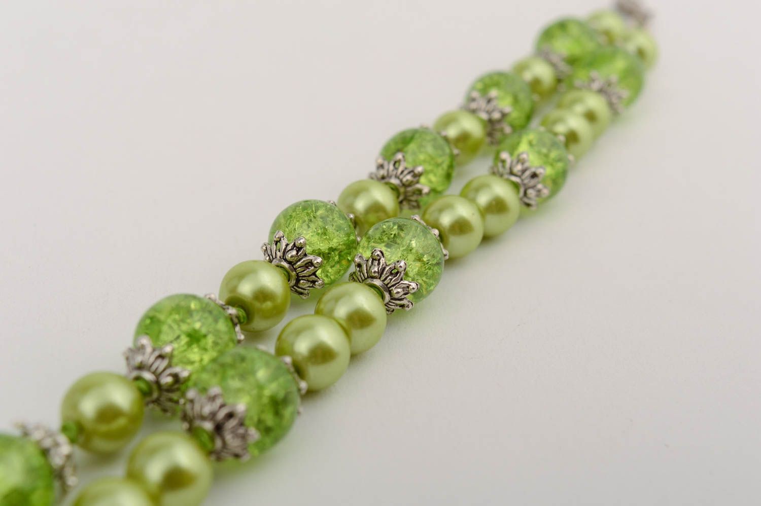 Handmade festive beaded green bracelet with ceramic pearls  photo 3