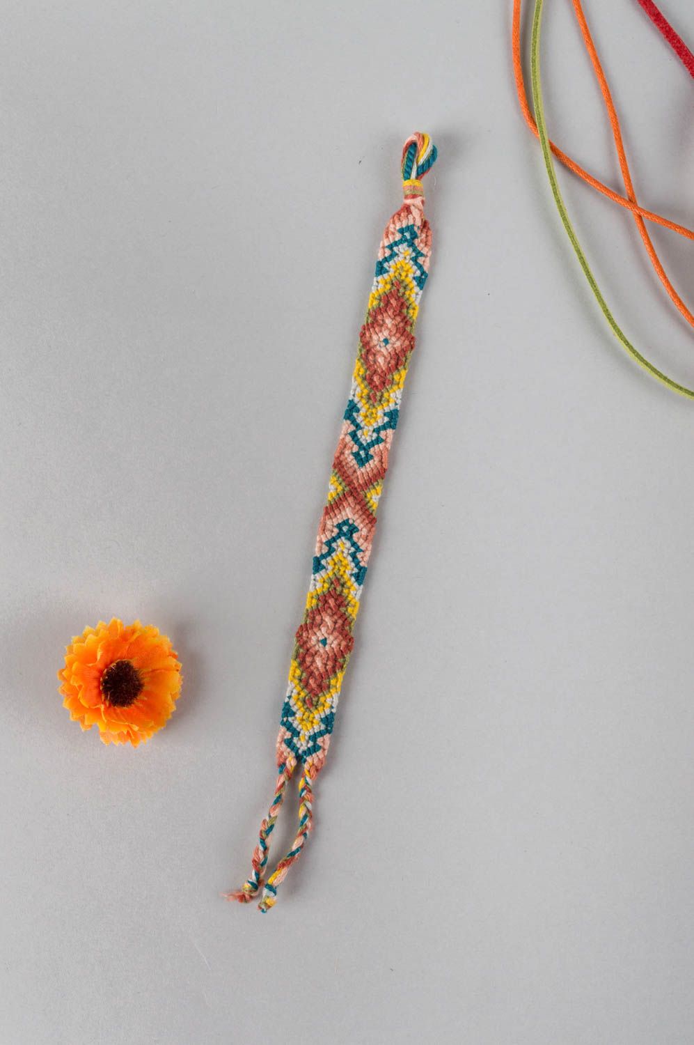 Оригинальный браслет из ниток мулине ручной работы плетеный нарядный красивый фото 1