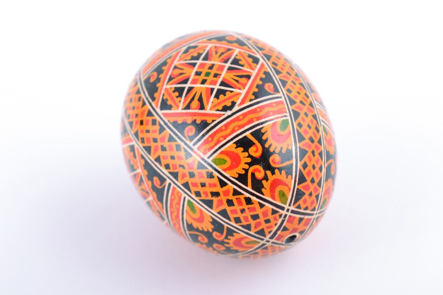 Huevo de Pascua artesanal pintado vistoso con ornamentos tradicionales eslavos foto 3