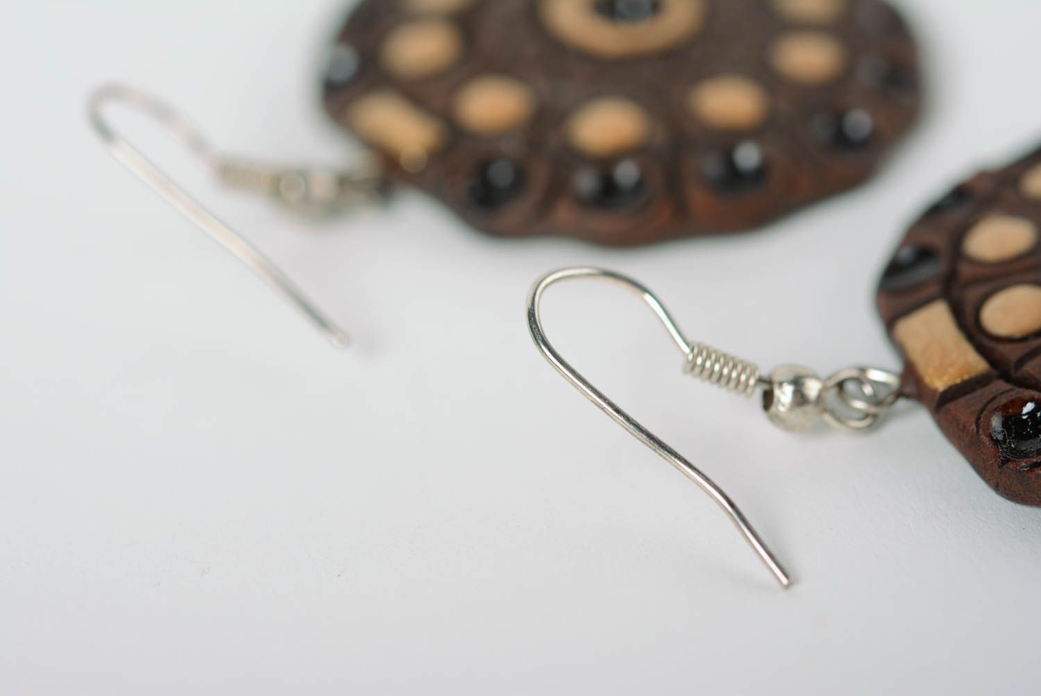 Ovale künstlerische braune Ohrringe aus Ton mit Emaille Bemalung handmade Schmuck foto 4