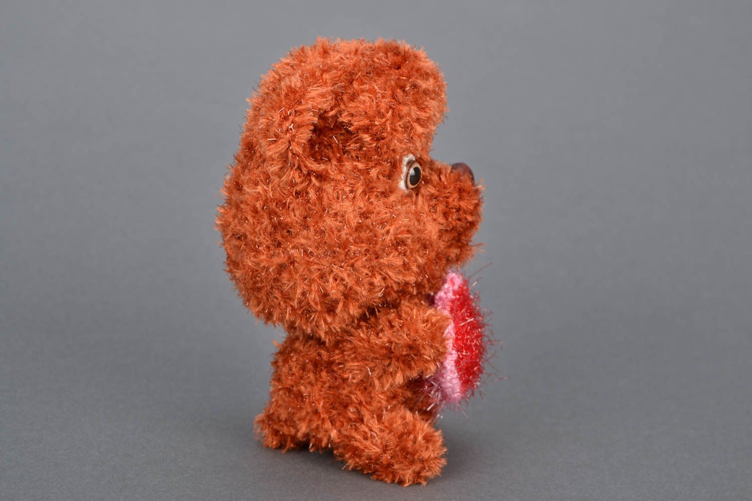 Peluche tricotée au crochet Ours brun avec coeur photo 4