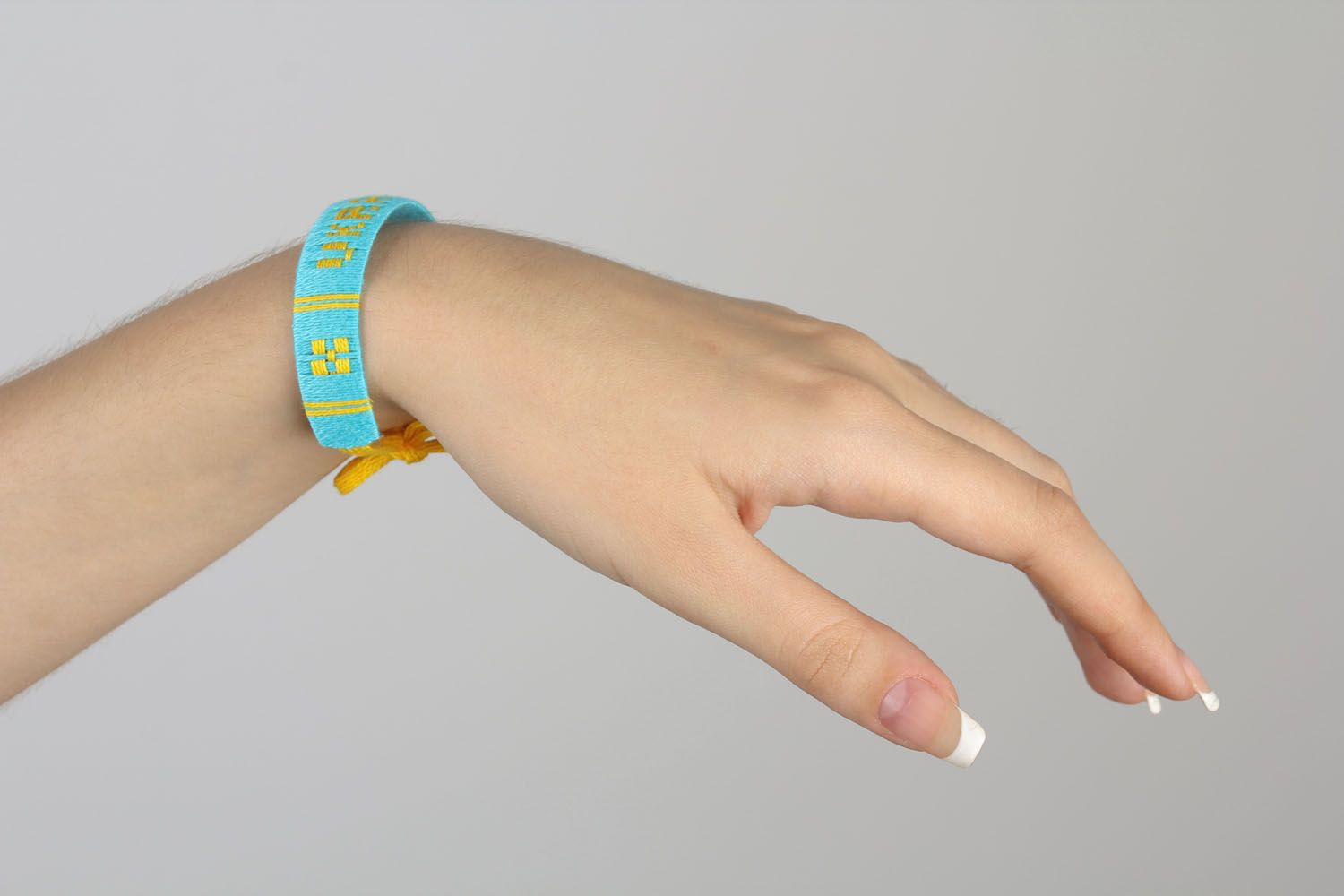 Geflochtenes Armband aus Fäden die Ukraine foto 5