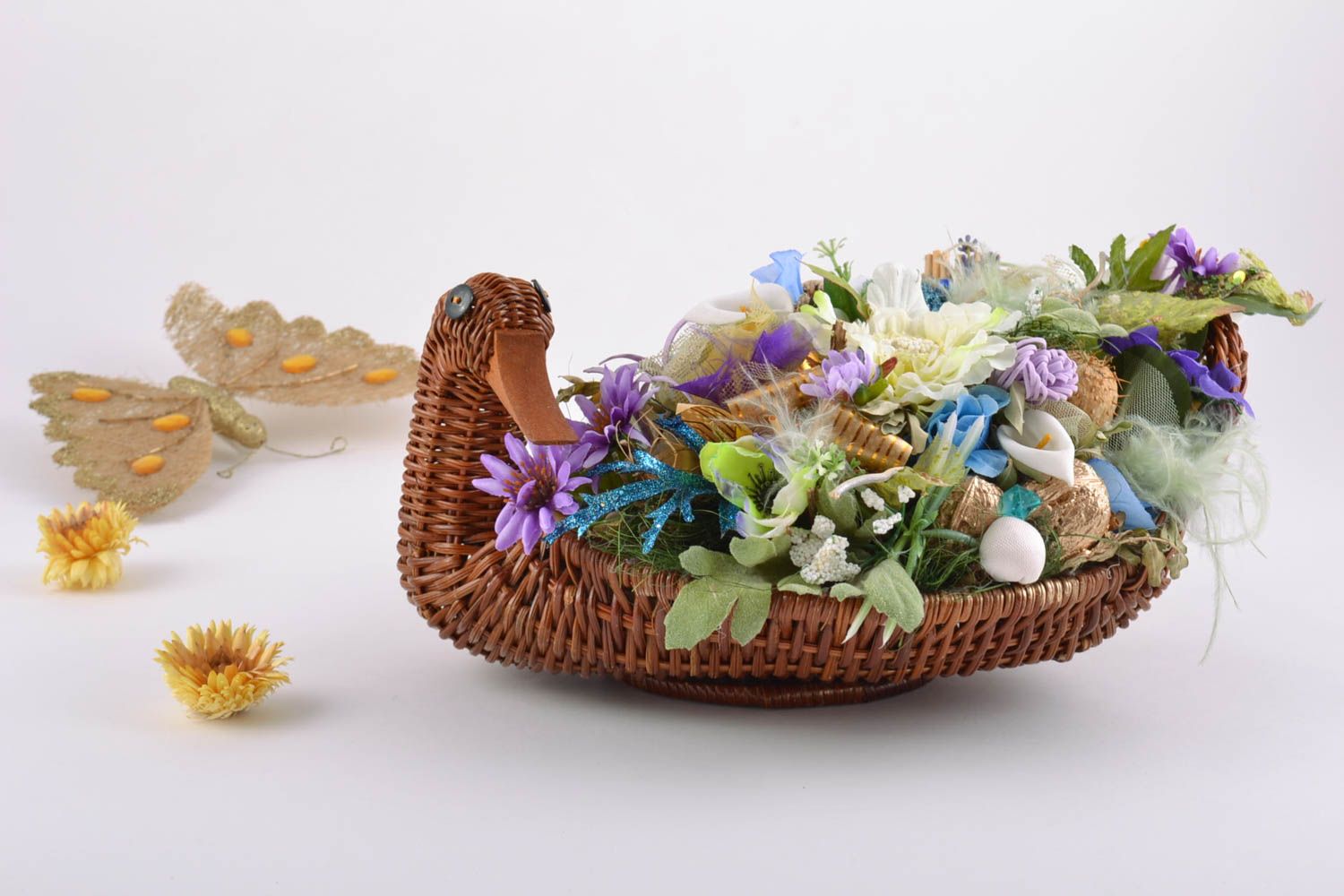 Ikebana de flores artificiales en cesta trenzada con forma de pato artesanal foto 1