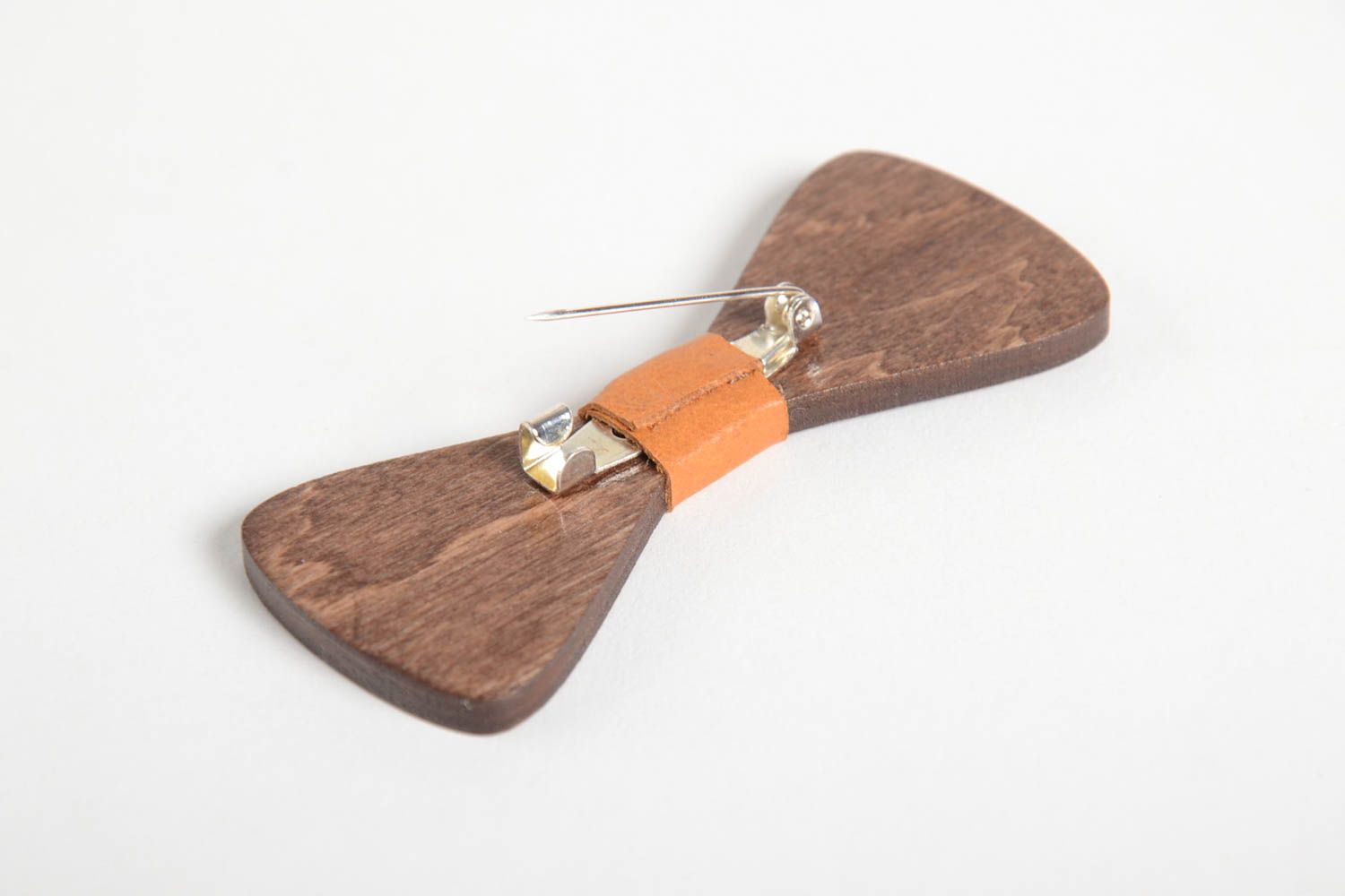 Оригинальная брошь ручной работы мужская бабочка деревянный галстук бабочка фото 3