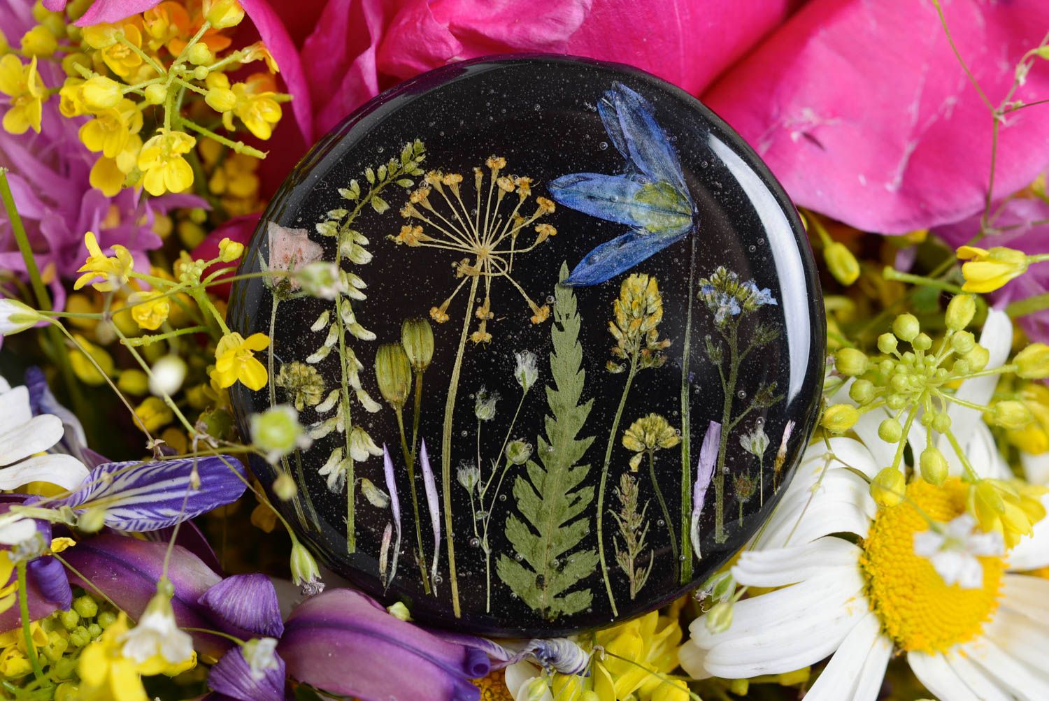 Broche artesanal grande original adornado con flores en resina epoxi  foto 1