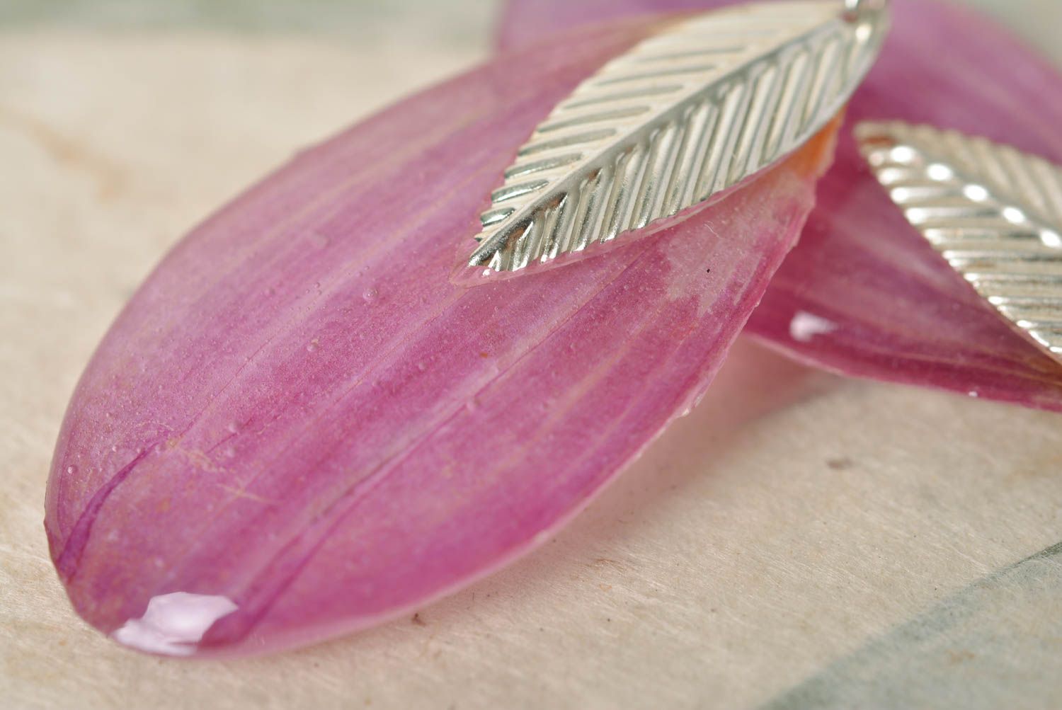 Rosafarbige feine handgemachte Ohrringe aus Epoxidharz mit Trockenblumen foto 4