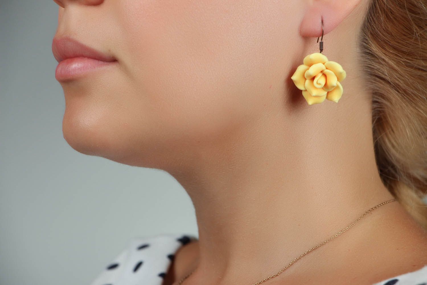 Boucles d'oreilles en argile polymère Roses jaunes photo 5