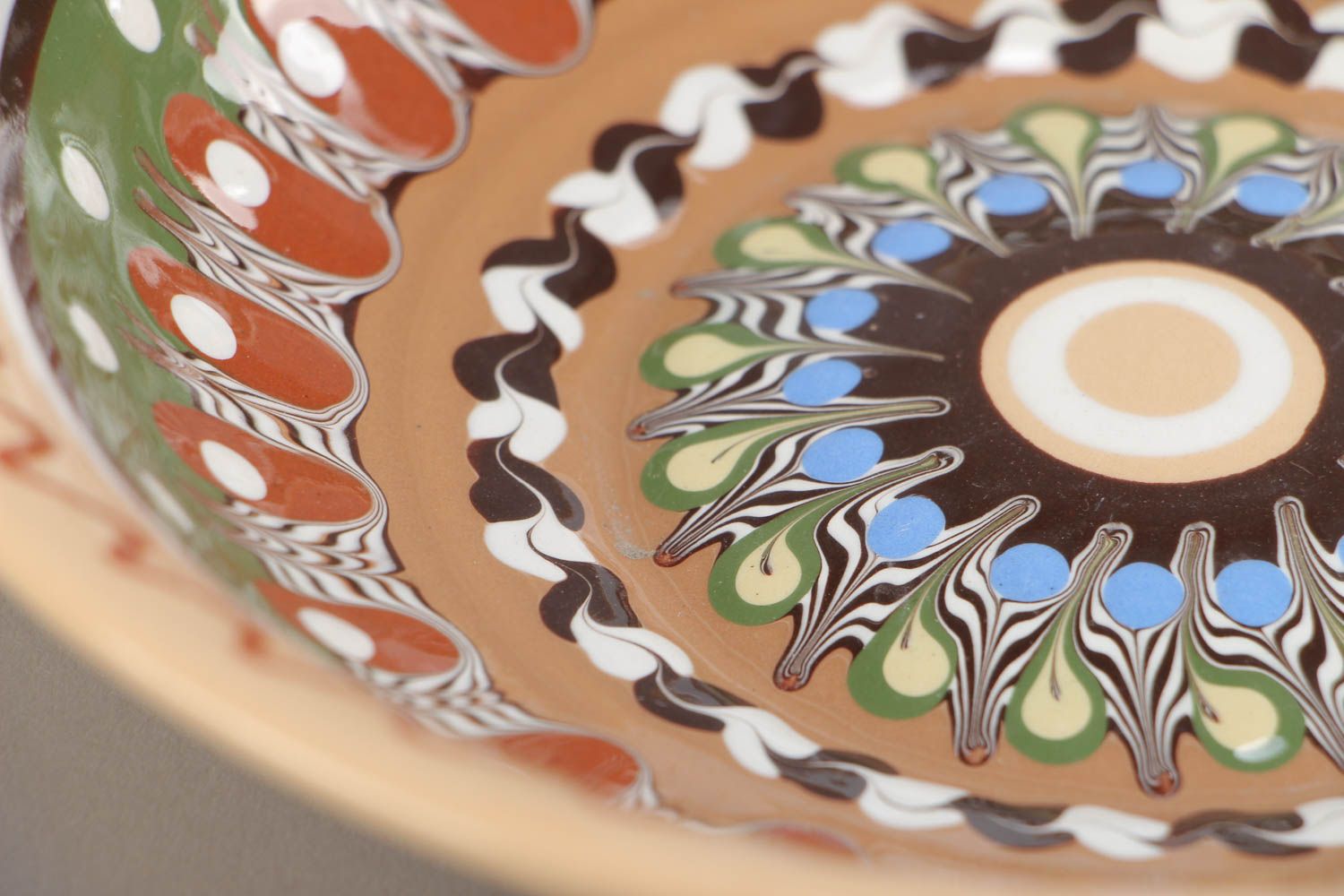 Plato hondo de cerámica pintado con esmaltes de colores hecho a mano foto 4