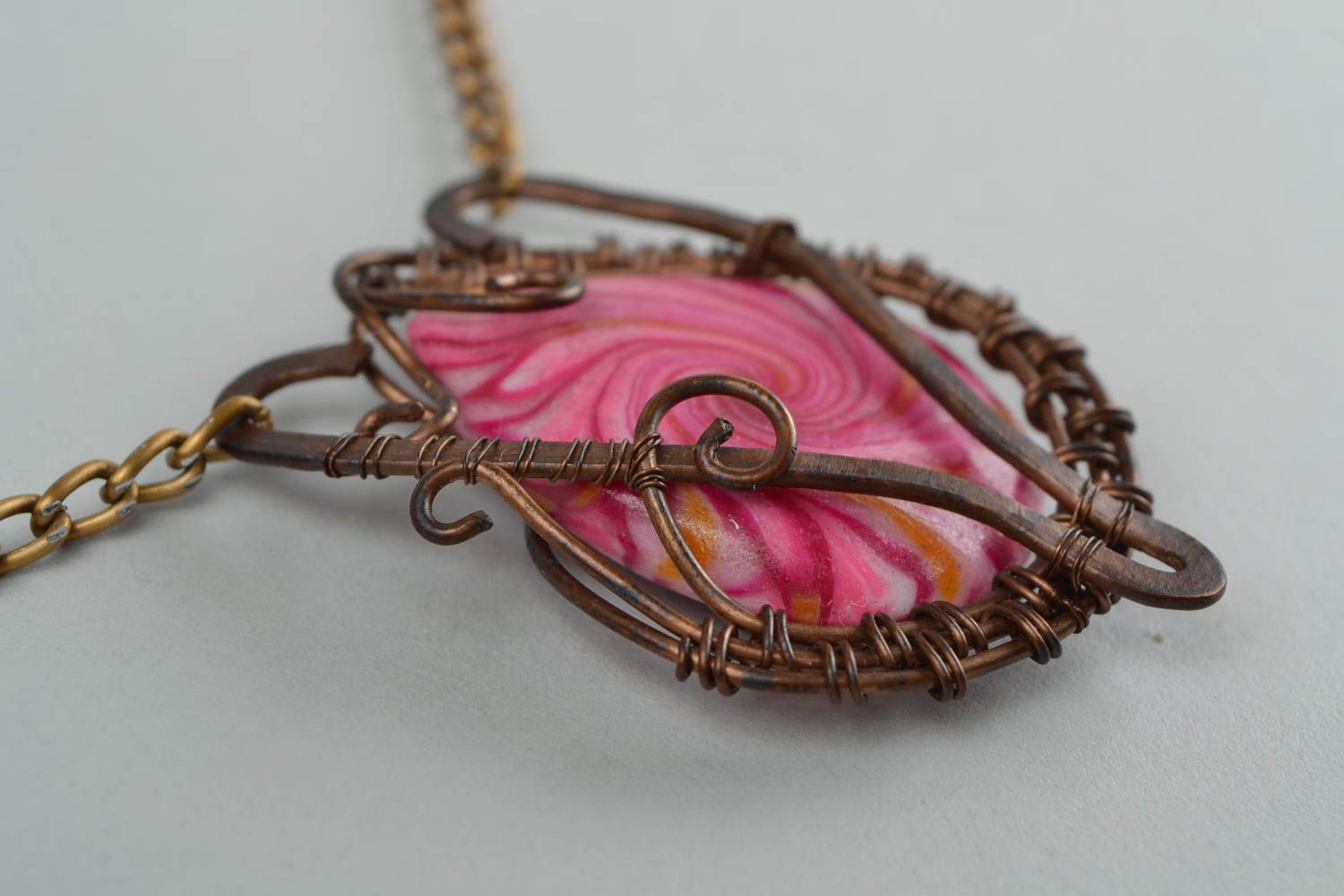 Pendentif rose en pâte polymère wire wrapping en cuivre sur chaîne fait main photo 4