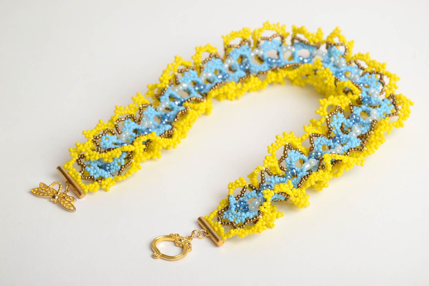 Collar de abalorios checos trenzado a ganchillo artesanal azul y amarillo foto 4