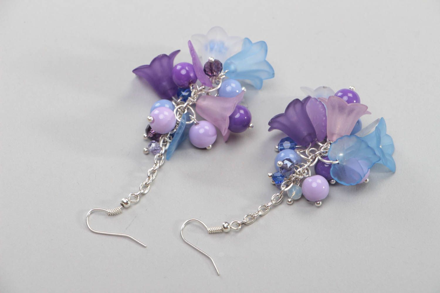 Violette handmade Ohrringe mit Blumen aus Acryl und Keramikperlen für Damen foto 4