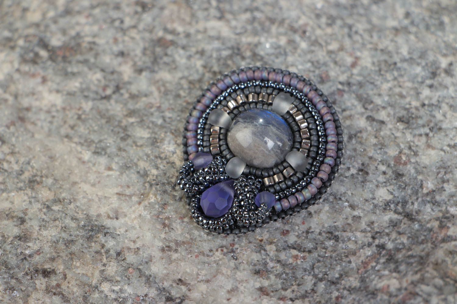Broche en perles de rocaille brodée avec pierres naturelles ronde faite main photo 1