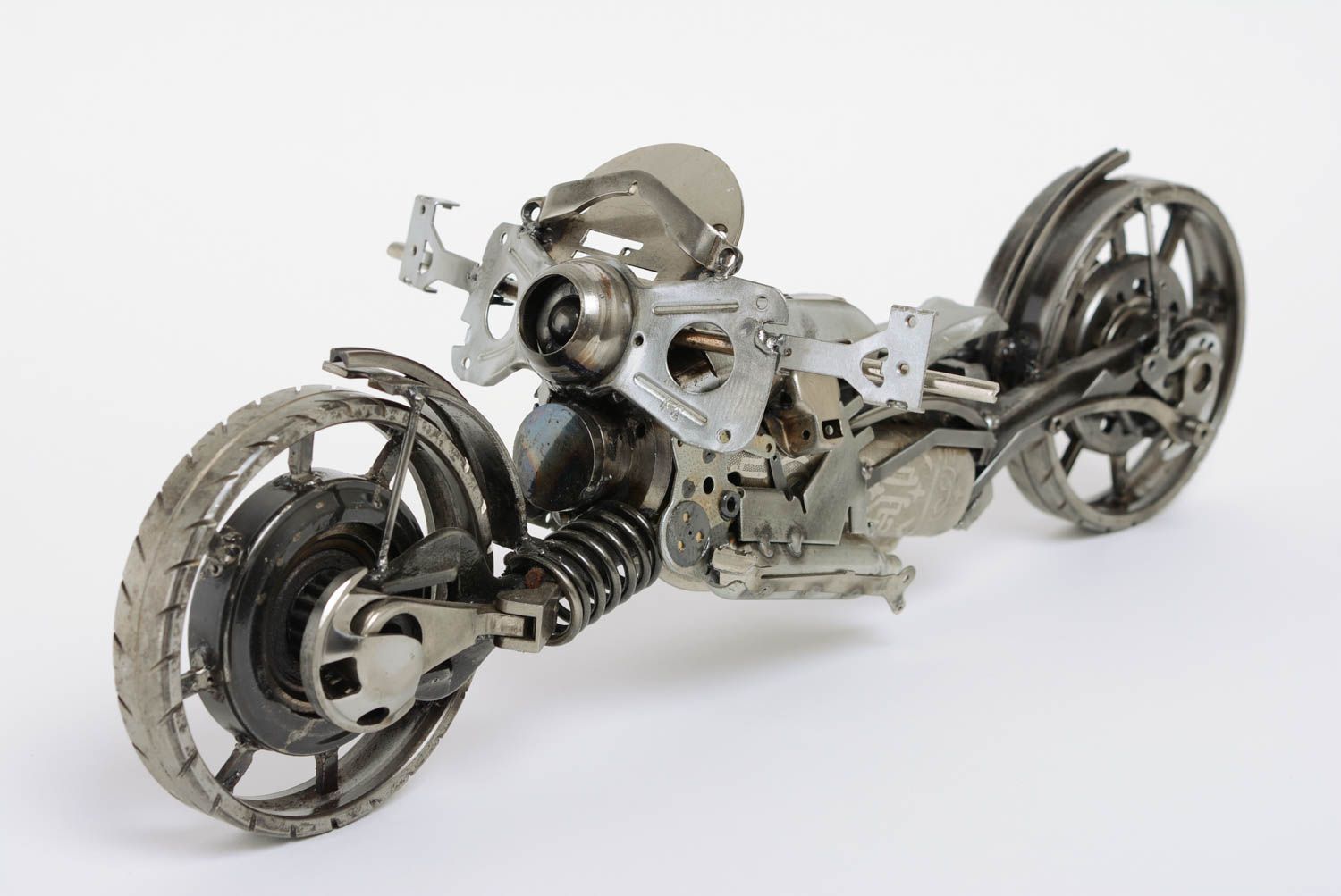 Статуэтка из металлических деталей мотоцикл ручной работы авторская красивая фото 1
