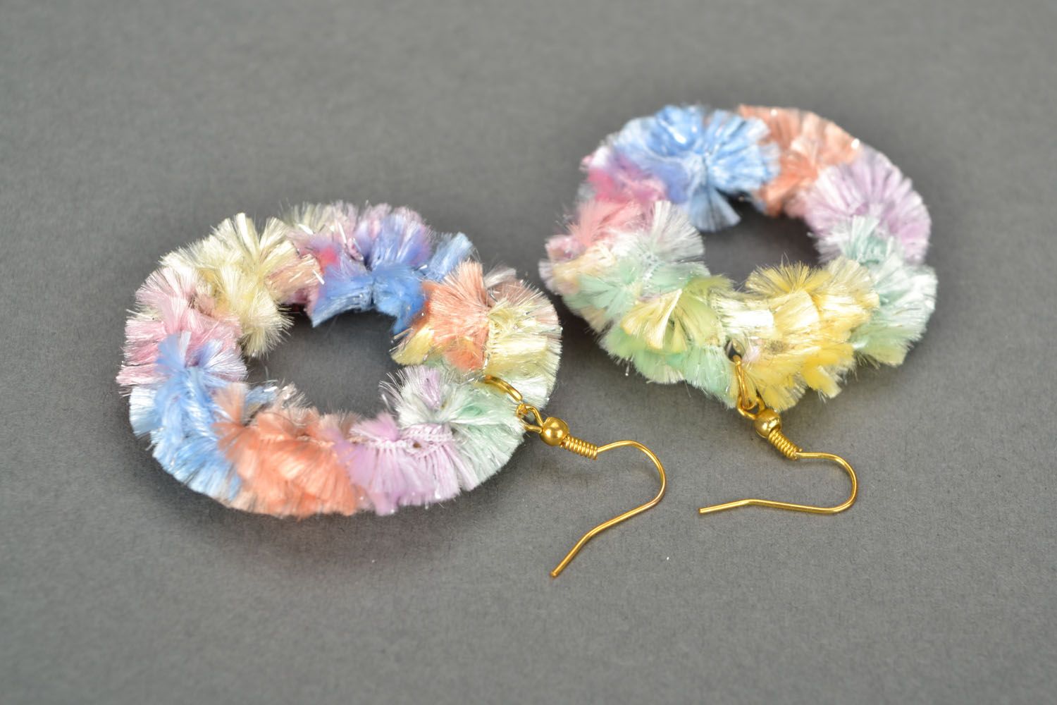 Boucles d'oreilles anneaux tricotées au crochet  photo 4