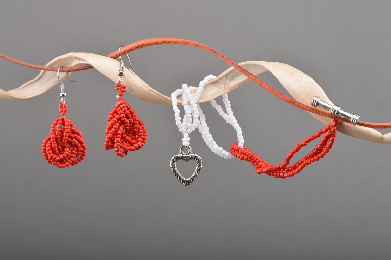Handmade beaded jewelry set white and red dangle earrings and bracelet with charm photo 1