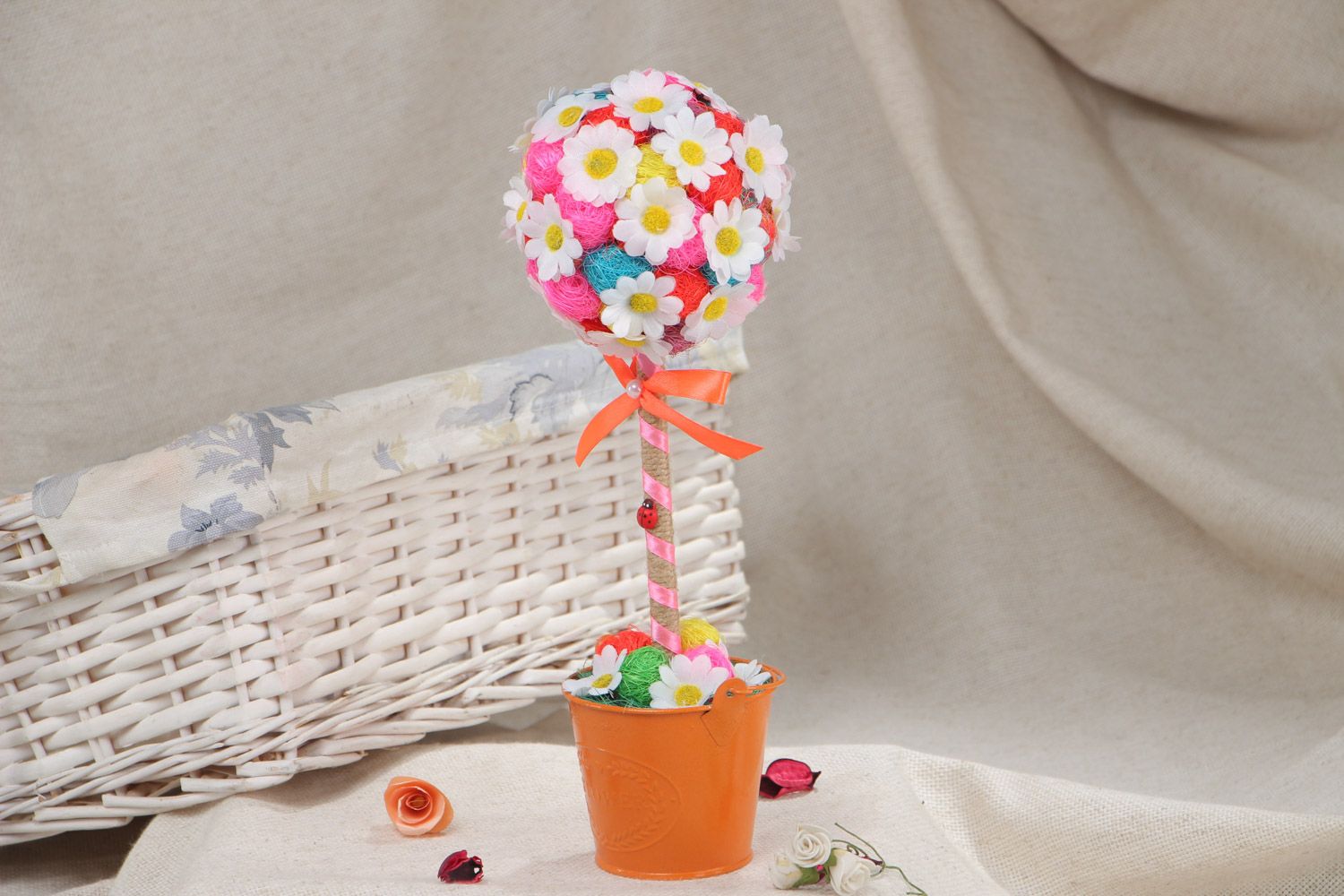 Handgemachter mini Baum mit Kunstblumen aus Sisal und Atlasbändern für Dekoration foto 1
