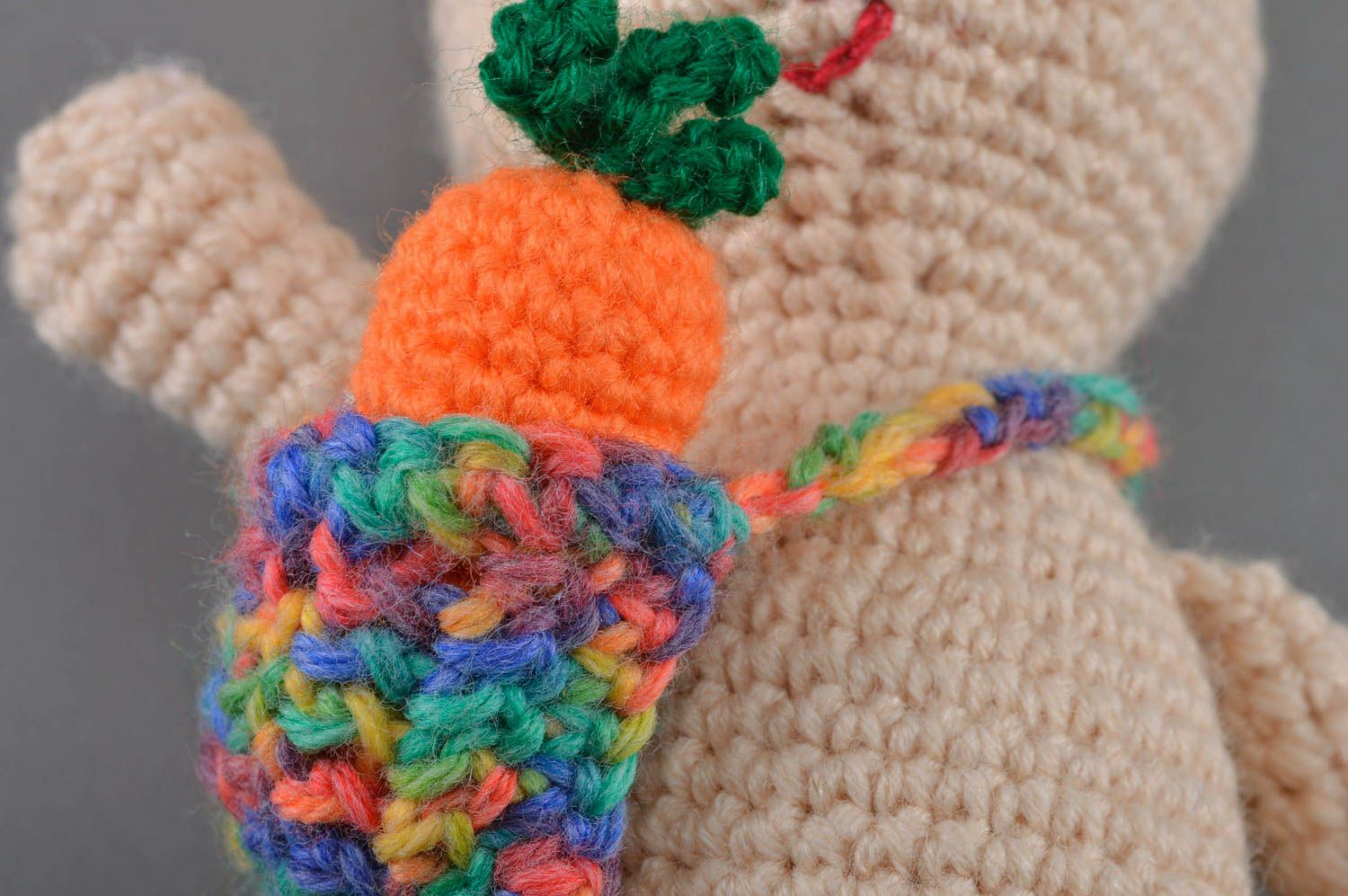 Мягкая игрушка ручной работы в виде зайчика с морковкой из акрила и вискозы фото 2