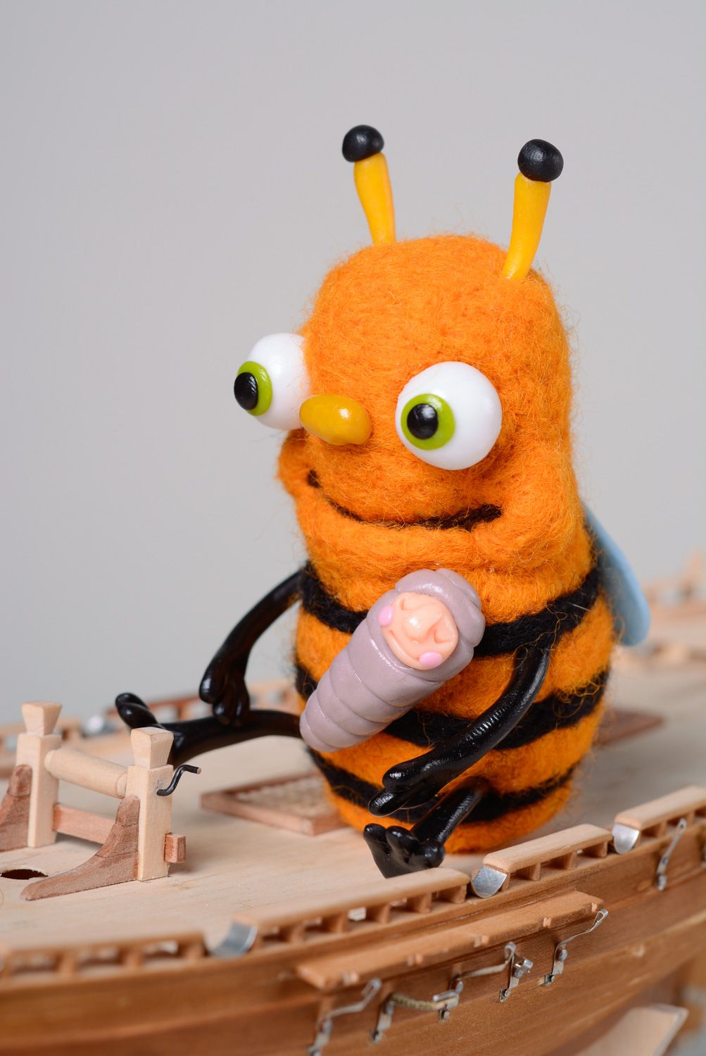Шерстяная миниатюрная валяная игрушка Пчела фото 1