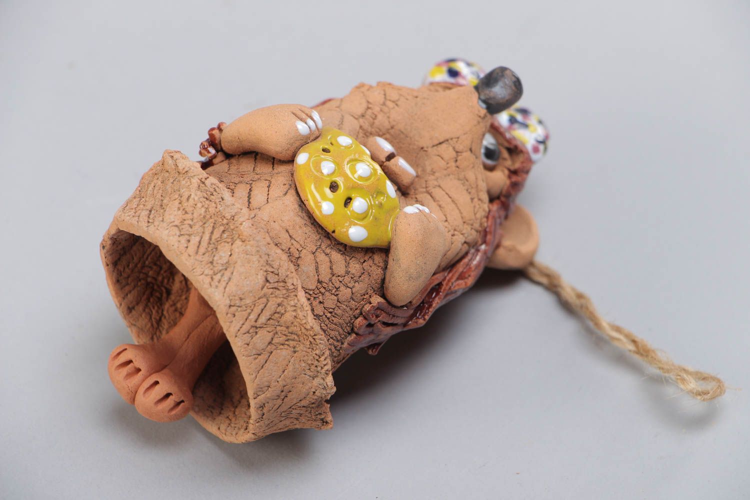 Глиняный колокольчик в виде мышки лепной ручной работы расписанный акрилом фото 4